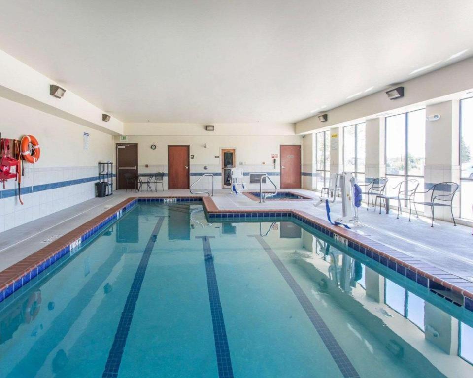 Comfort Inn & Suites Медисънвил Екстериор снимка