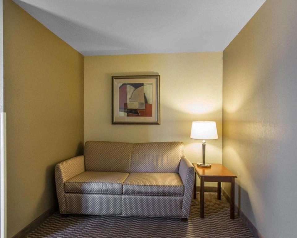 Comfort Inn & Suites Медисънвил Екстериор снимка