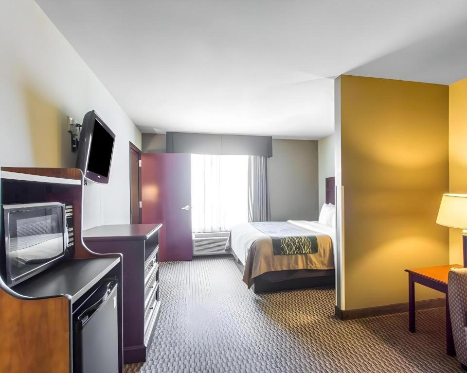 Comfort Inn & Suites Медисънвил Екстериор снимка