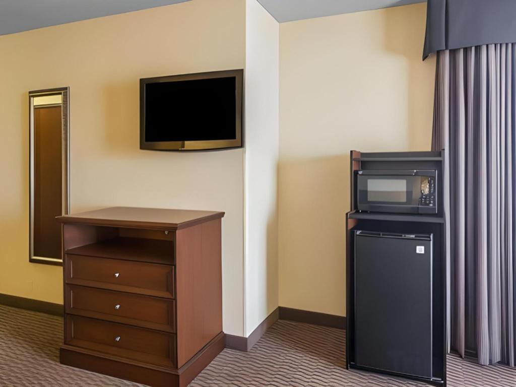 Comfort Inn & Suites Медисънвил Екстериор снимка