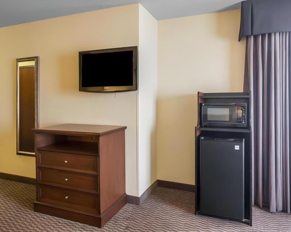 Comfort Inn & Suites Медисънвил Екстериор снимка