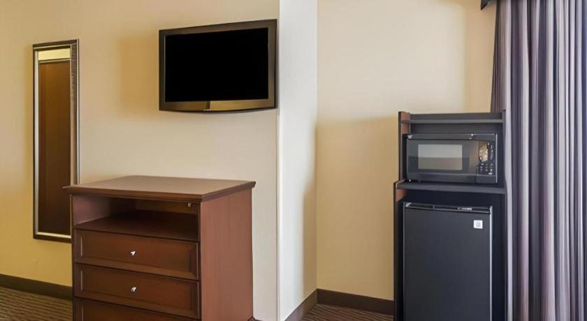 Comfort Inn & Suites Медисънвил Екстериор снимка